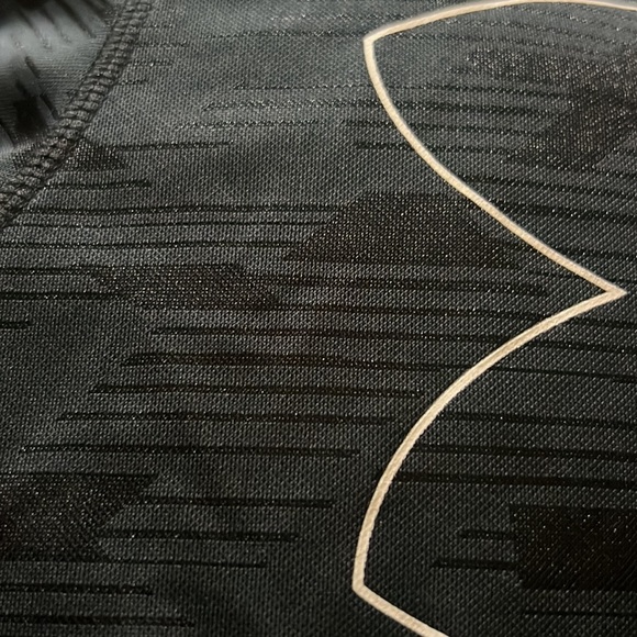 Under Armer youth size L boys t shirt black and white just as new - Picture 4 of 4